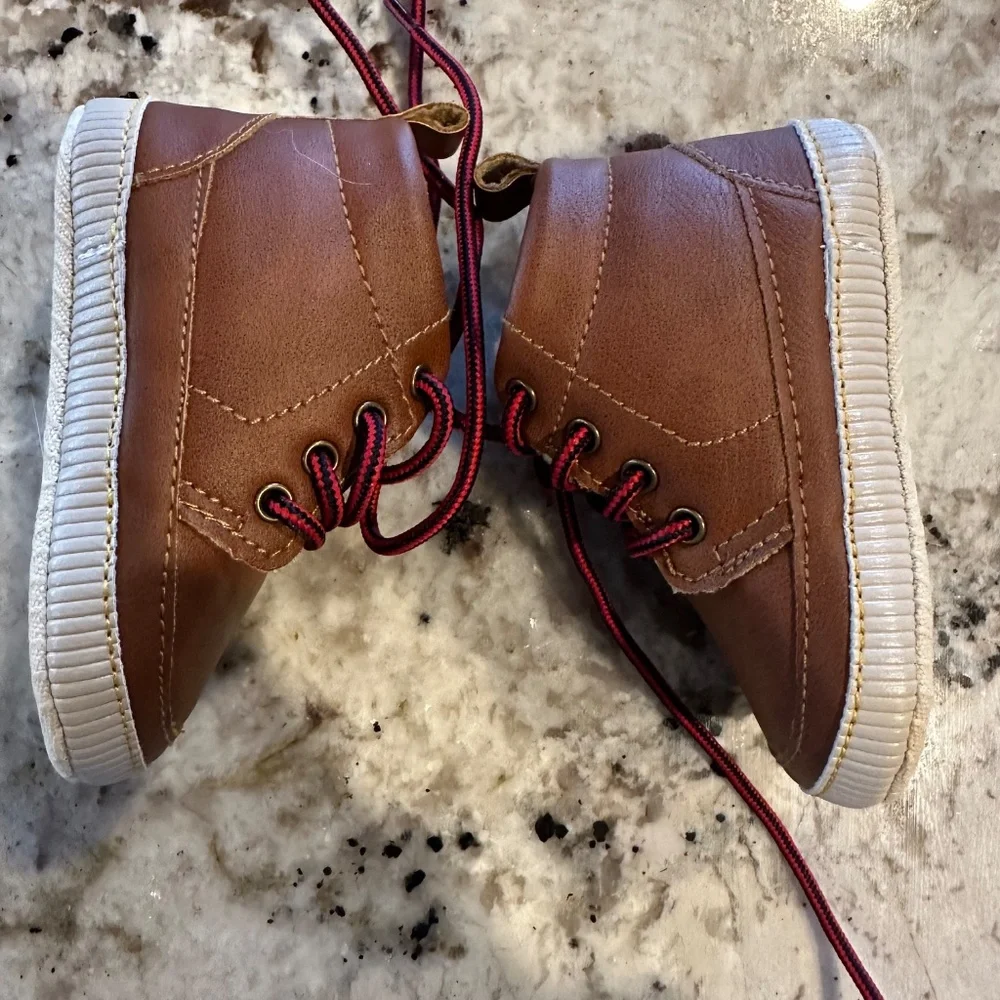 *BRAND NEW WITHOUT TAGS/NEVER WORN* baby Gap 3-6 month Sherpa Baby Chukka Boots